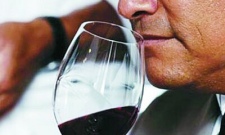 报告显示近四成中国富豪为应酬喝红酒